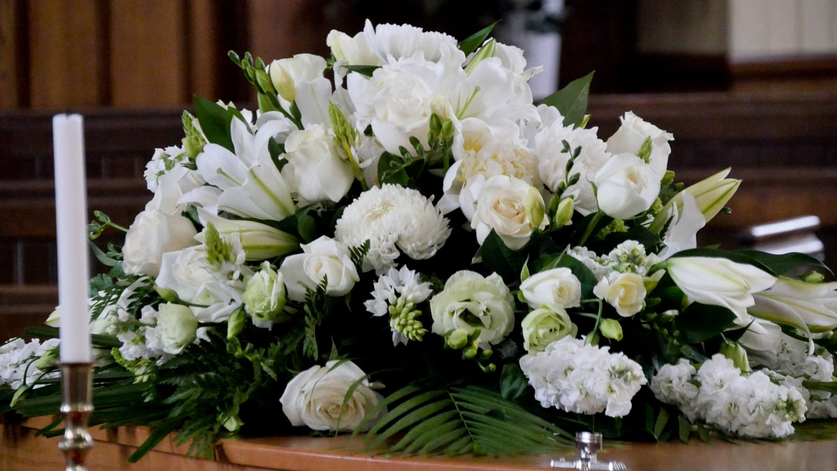 You are currently viewing Grieving with Grace: The Role of Funeral Flowers in Times of Loss